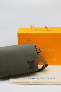 [국내배송]루이비통 테이크오프 메신저 크로스백