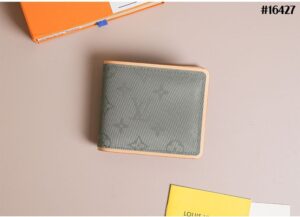 [국내배송]루이비통 킴존스 모노그램 코스모스 티타늄 반지갑