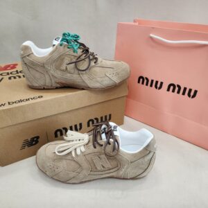 [국내배송]뉴발란스 x 미우 미우 530 스웨이드 메쉬 이시영 스니커즈 에크루
