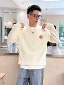 [국내배송]에르메스 신상 H포인트 자수로고 캐시 양모라운드 니트