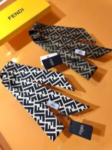 [국내배송]펜디 이중 래이어드 실크 방도스카프