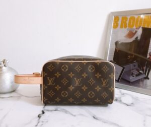 [국내배송]루이비통 락커 돕 키트 모노그램 파우치백