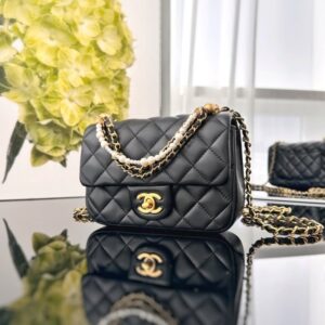 [국내배송]샤넬 24SS 펄 미니 플랩백 블랙 금장 AS4384