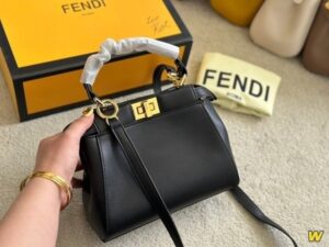 [국내배송]펜디 몬스터 아이즈 피카부백